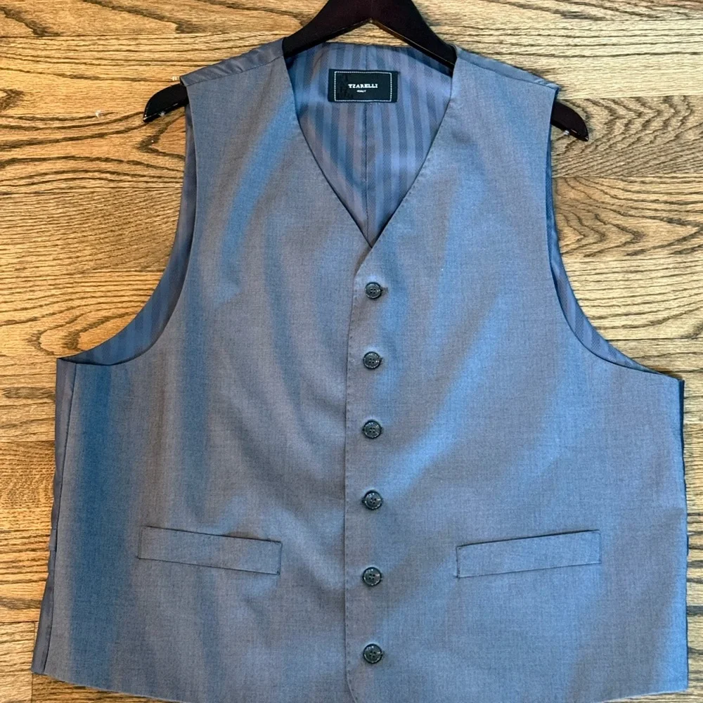 Tzarelli Italy Men's Classic Gray Suit: Jacket/Vest 44R, Pants 38R